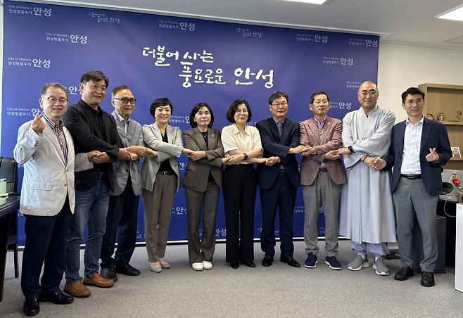 황세주 의원. 7월 25일, 안성시청 시장실에서 열린 ‘2025년 복지정보안내도우미 사업’을 위한 안성시와 경기도사회서비스원 간 업무협약식 참석. (사진=경기도의회)