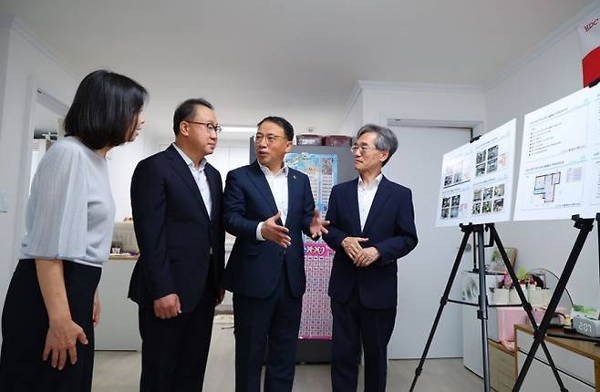 사업추진에 대한 진행과정에 대해 논의하는 모습. 왼쪽부터 최호정 의장, HDC현대산업개발 실장, 김재진 의원, 한국해비타트 사무총장