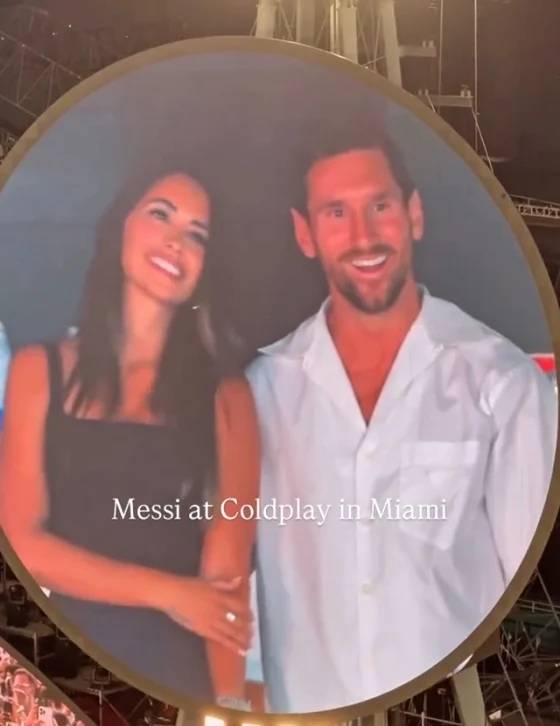 리오넬 메시 커플이 대형 전광판에 잡히자 미소를 짓고 있다. 사진=애슬론 스포츠 틱톡 게시물