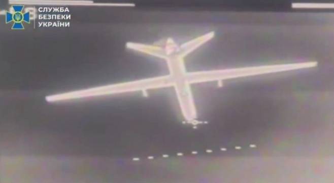 우크라이나보안국(SBU)이 공개한 영상 속 무기(사진)는 러시아군 내에도 보유량이 많지 않다고 알려진 오리온 드론으로 추정된다. SBU 텔레그램 캡처