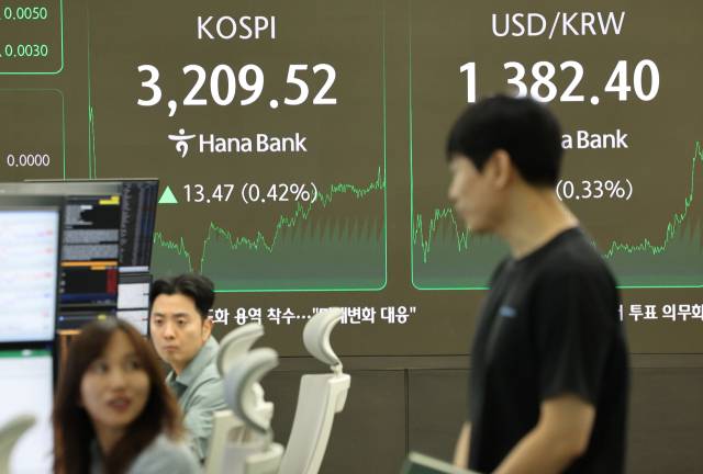 28일 서울 중구 하나은행 본점 딜링룸에서 직원들이 업무를 보고 있다. 이날 코스피는 전장보다 13.47포인트(0.42%) 오른 3209.52에 거래를 마쳤다. 종가 기준 3200선을 회복한 것은 지난 21일 이후 5거래일 만이다. 연합뉴스