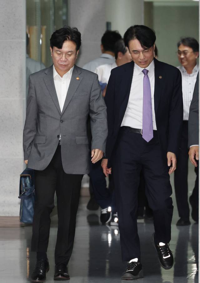 28일 서울 여의도 국회 의원회관에서 열린 국회 환경노동위원회 실무당정협의회에 김영훈(왼쪽) 고용노동부 장관이 참석하고 있다. 연합뉴스