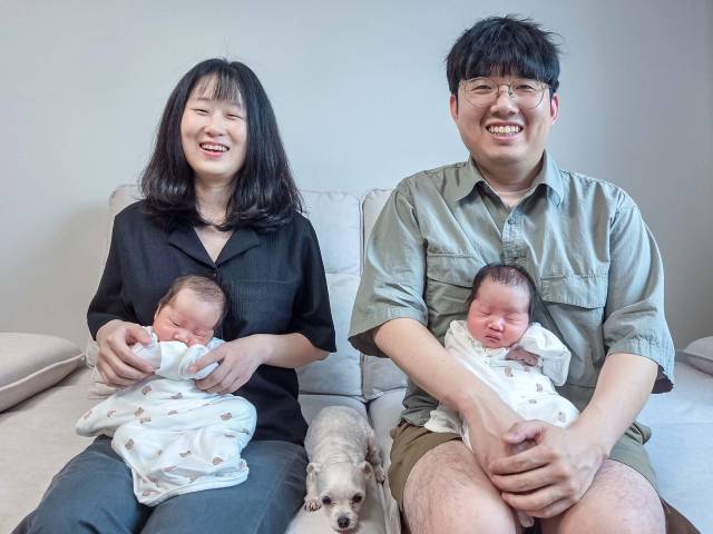 4월 쌍둥이를 출산해 2000만 원의 육아동행지원금을 받은 강남경(왼쪽) 한화비전 책임의 가족. 사진 제공=한화갤러리아
