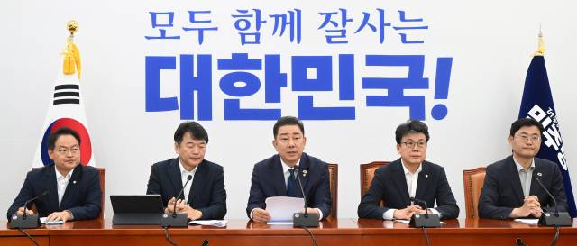 김병기 더불어민주당 대표 직무대행 겸 원내대표가 29일 서울 여의도 국회에서 열린 원내대책회의에서 현안에 관해 발언하고 있다. 오승현 기자