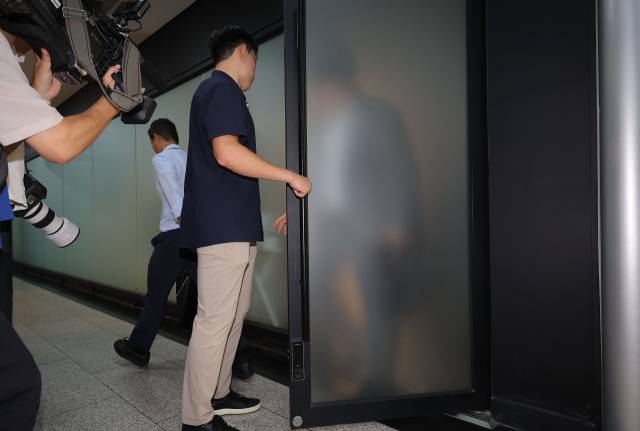 김건희 여사의 의혹들을 수사하는 민중기 특별검사팀 관계자들이 25일 서울 서초구 아크로비스타 내 김 여사의 코바나컨텐츠 사무실 압수수색을 마친 뒤 철수하고 있다. 연합뉴스