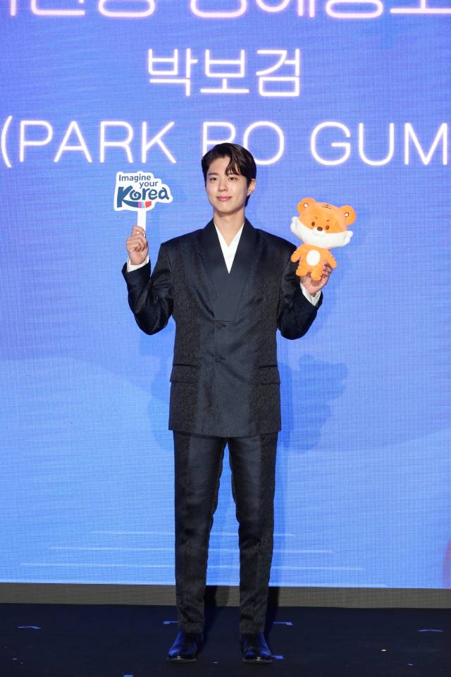 배우 박보검이 29일 서울 강남구 SJ쿤스트할레에서 열린 ‘2025년 한국관광 명예홍보대사’ 위촉식에서 임명장을 받았다. 사진 제공=한국관광공사.