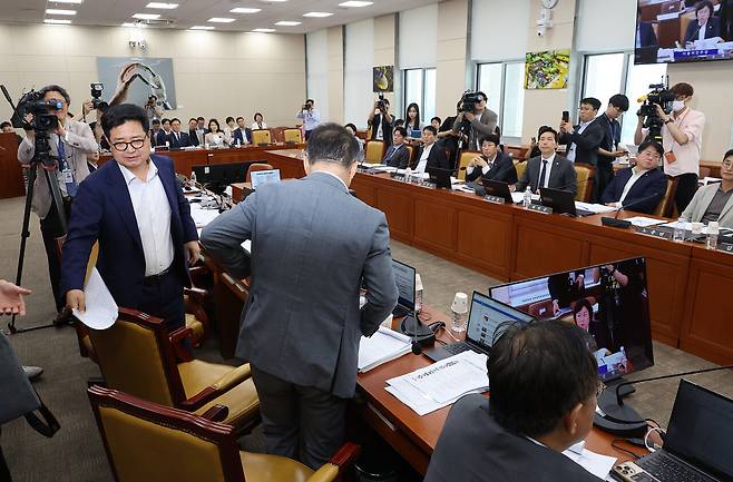 7월7일 국회에서 열린 과방위 전체회의에서 국민의힘 의원들이 방송 3법 표결을 앞두고 퇴장하고 있다. ⓒ연합뉴스
