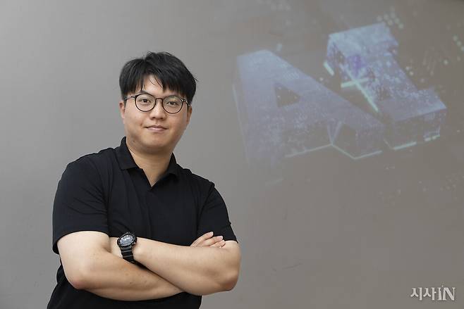 신민기씨는 대학과 대학원에서 인공지능 관련 공부를 한 연구자이자 정당 활동을 하는 AI 활동가이다. ⓒ시사IN 이명익