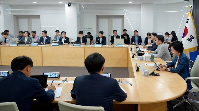 제주도가 지난 28일 도청 한라홀에서 오영훈 도지사 주재로 주간혁신성장회의를 열고 있다. ⓒ제주도 제공