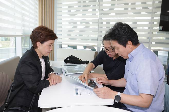 29일 신병대 청주부시장(오른쪽)이 초정치유마을에서 야간경관사업 계획을 검토하고 있다. ⓒ청주시