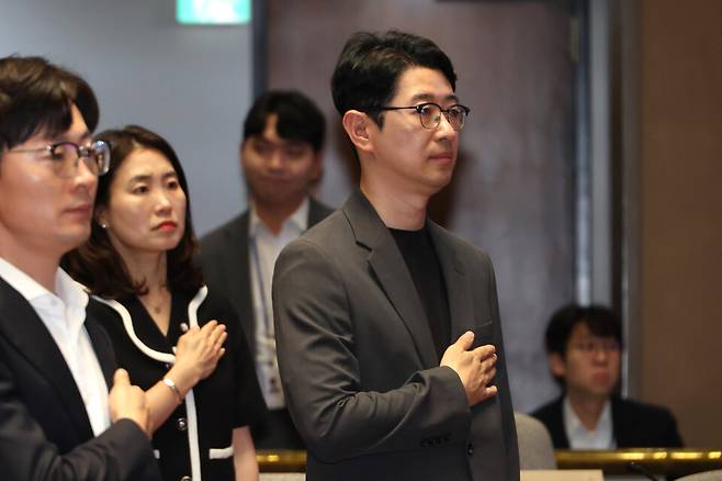 국민의힘 주진우 의원이 7월23일 국회에서 열린 의원총회에서 국민의례를 하고 있다. ⓒ시사저널 박은숙