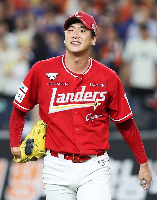 SSG 김광현이 26일 대전 한화생명볼파크에서 열린 2025 KBO리그 한화전에 선발등판해 환하게 웃고 있다. 김광현은 이날 류현진과 선발 맞대결을 펼치며 6이닝 2실점을 기록, 팀의 9-3 승리를 이끌었다. 개인 시즌 6승째까지 올리며 팀 반등의 발판을 마련했다. 사진제공|SSG 랜더스