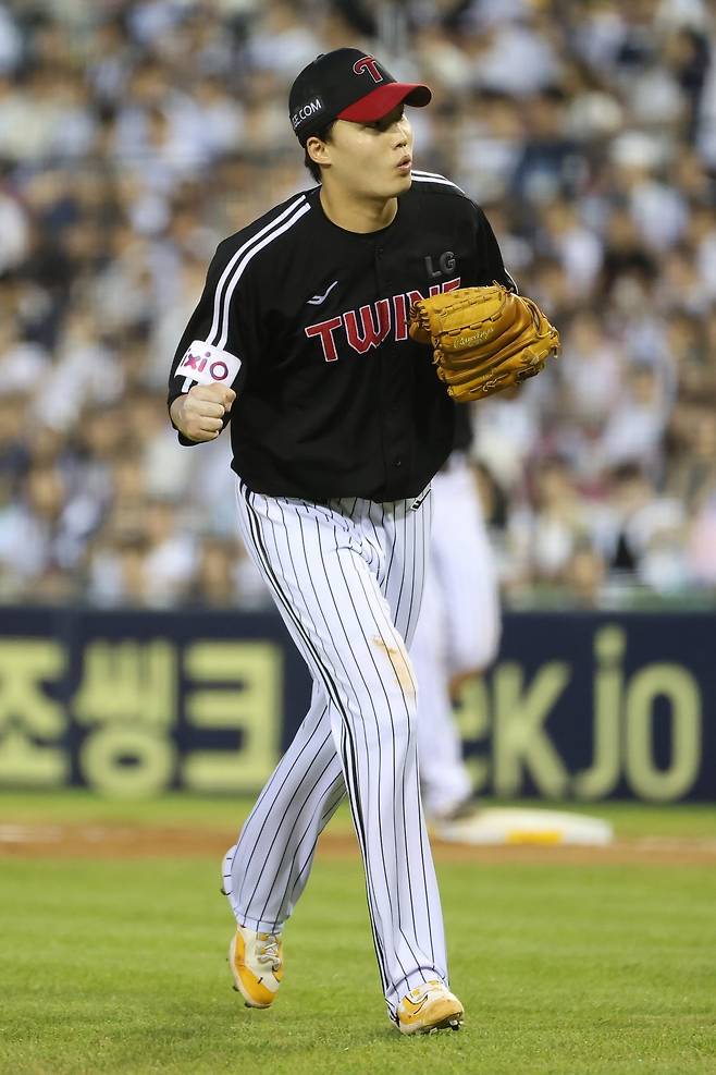 LG 임찬규가 26일 잠실구장에서 열린 2025 KBO리그 두산전에 선발등판해 아웃카운트를 만든 뒤 주먹을 불끈 쥐어보이고 있다. 임찬규는 이날 6이닝 2실점 호투로 팀의 4-3 승리를 이끌었다. 사진제공|LG 트윈스