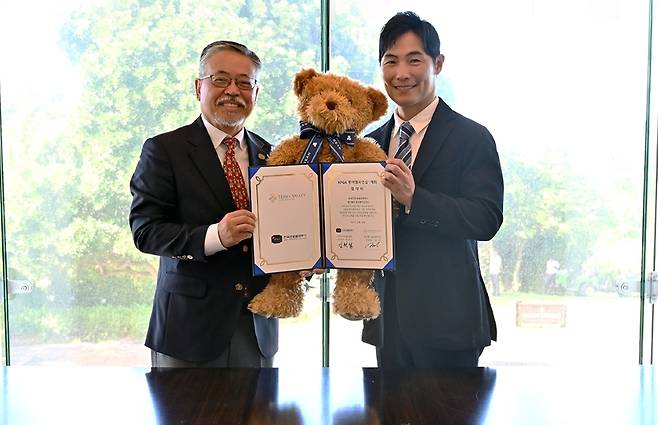 KPGA 김원섭 회장(왼쪽)과 테디밸리 골프앤리조트 김민 부회장이 올해부터 5년간 투어 챔피언십을 테디밸리 골프앤리조트에서 열기로 하는 협약서에 서명한 뒤 기념촬영을 하고 있다. KPGA 제공