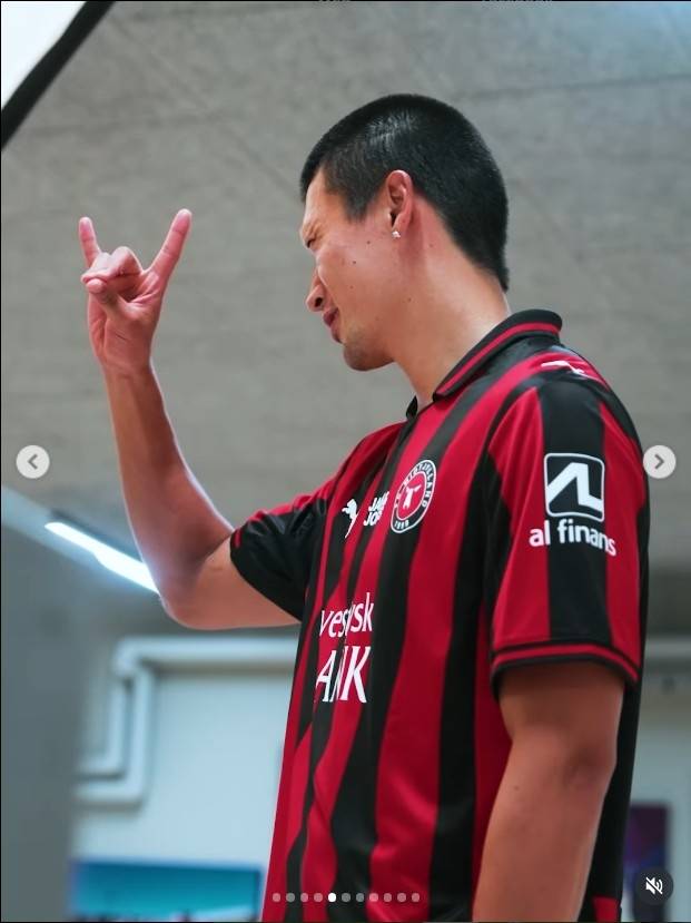 파격적인 헤어스탈일로 프로필 사진을 찍으며 포즈를 취한  조규성. 미트윌란 인스타그램