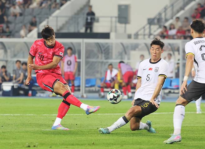 7일 경기도 용인미르스타디움에서 열린 2025년 동아시아축구연맹(EAFF) E-1 챔피언십(동아시안컵) 남자부 1차전 한국과 중국의 경기. 한국 이호재가 슛하고 있다. 연합뉴스