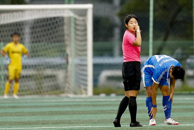 김소연 심판(왼쪽)이 지난 14일 제천시 제천축구센터에서 열린 대통령 금배 유스컵 경기 FC하위나이트와 서울더풋볼A의 경기에서 주심으로 활약하고 있다. 제천 | 문재원 기자