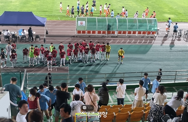 서울 보인고 선수들이 지난 26일 경기를 마친 뒤 충남 신평고 학부모 응원석으로 이동해 인사했고 신평고 부모들도 축하하는 박수를 건네고 있다.  김세훈 기자
