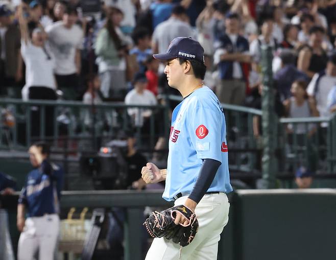 경기를 마무리한 김원중.  부산 | 연합뉴스