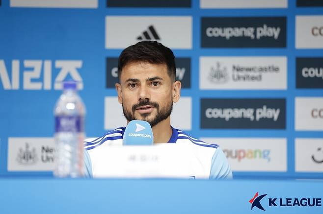▲ K리그 올스타 '팀 K리그'와 뉴캐슬 유나이티드는 30일 오후 8시 수원월드컵경기장에서 맞대결을 펼친다. 경기를 하루 앞두고 수원월드컵경기장에서 열린 팀 K리그 기자회견에 김판곤 감독과 선수 대표로 조현우, 세징야가 참석해 승리를 자신했다. ⓒ 한국프로축구연맹