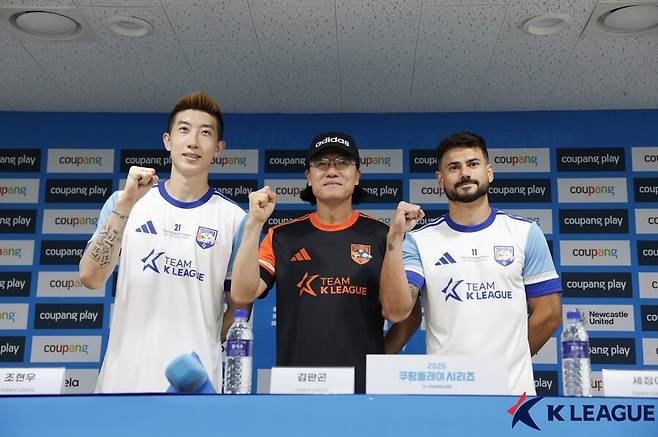 ▲ 김판곤 울산HD 감독과 이정효 광주FC 감독이 이끄는 팀 K리그가 29일 수원월드컵경기장에서 뉴캐슬 유나이티드와 이벤트전을 대비해 오픈 트레이닝을 진행했다. K리그의 강력함을 보여주겠다는 이들은 30일 오후 8시 같은 장소에서 뉴캐슬과 맞붙는다. ⓒ 한국프로축구연맹
