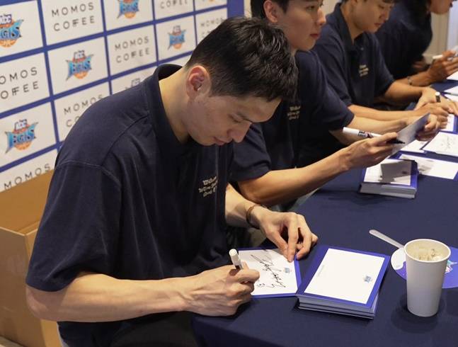 KCC 장재석이 팬에게 사인을 해주고 있다. /사진=KCC 이지스 제공