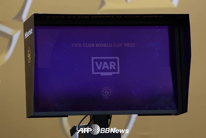 현재 주요 대회와 리그에서 운영 중인 비디오 판독 시스템(VAR). /AFPBBNews=뉴스1