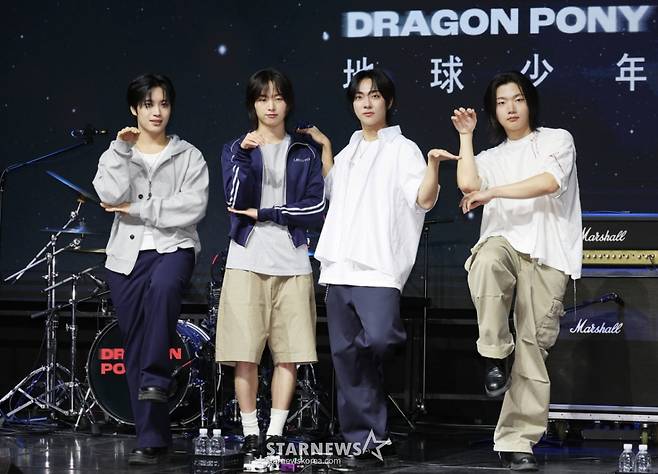 밴드 드래곤포니(Dragon Pony)가 29일 서울 마포구 예스24 원더로크홀에서 진행된 디지털 싱글 ‘지구소년’ 발매기념 쇼케이스에서 포즈를 취하고 있다. /2025.07.29 /사진=이동훈 photoguy@