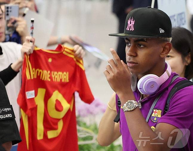 FC 바르셀로나의 공격수 라민 야말이 29일 오후 인천국제공항 2터미널을 통해 입국하고 있다. /사진=뉴스1