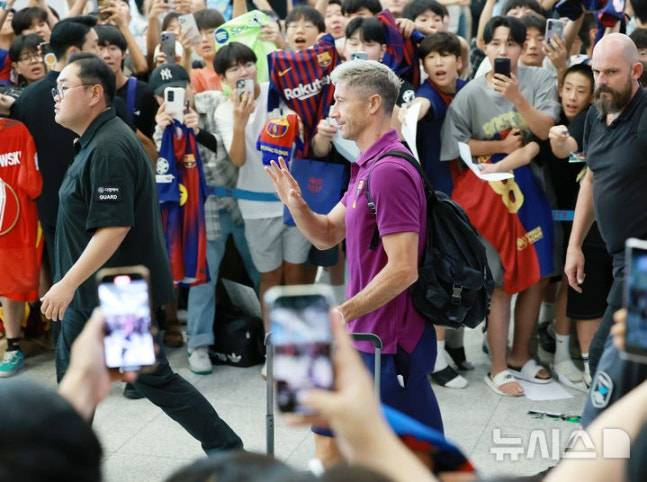 FC 바르셀로나 로베르트 레반도프스키가 29일 오후 인천국제공항 제2여객터미널을 통해 입국하고 있다. FC 바르셀로나는 31일 FC 서울, 다음달 4일 대구FC와 경기를 치른다. /사진=뉴시스