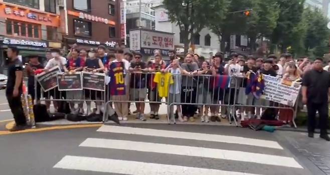 스페인 프로축구 FC바르셀로나 선수단이 묵는 서울 종로구 포시즌스 호텔 앞에서 선수들을 기다리고 있는 팬들. /사진=스포르트 SNS 캡처