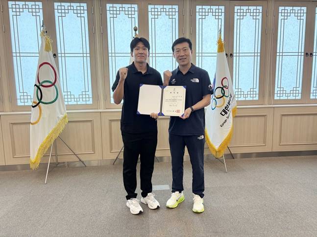 선수위원장에 선출된 김국영(왼쪽)과 김택수 국가대표선수촌장. /사진=대한체육회