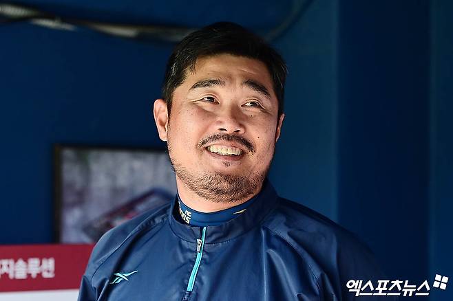 지난 6월 18일 오후 서울 송파구 잠실야구장에서 열리는 '신한 SOL Bank KBO리그' NC 다이노스와 LG 트윈스의 경기에 앞서 NC 이호준 감독이 더그아웃서 선수들의 훈련을 지켜보고 있다. 엑스포츠뉴스 DB