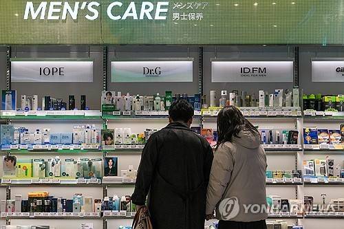 한국 남성 뷰티 시장 1조1천억원대…구매 품목 다양화      (서울=연합뉴스) 류효림 기자 = 7일 서울 중구 명동의 한 화장품 판매점에서 방문객들이 피부관리 제품을 살펴보고 있다. 최근 들어 외모를 가꾸는 데 관심을 갖는 남성들이 증가하면서 국내 화장품업계가 남성 화장품 포트폴리오를 강화하며 수익 창출을 꾀하고 있다. 시장 조사 회사인 유로모니터에 따르면 2022년 기준 연간 남성 스킨케어 소비액은 한국이 1인당 9.6달러로 전 세계에서 가장 많았다. 2024.1.7
    ryousanta@yna.co.kr
(끝)