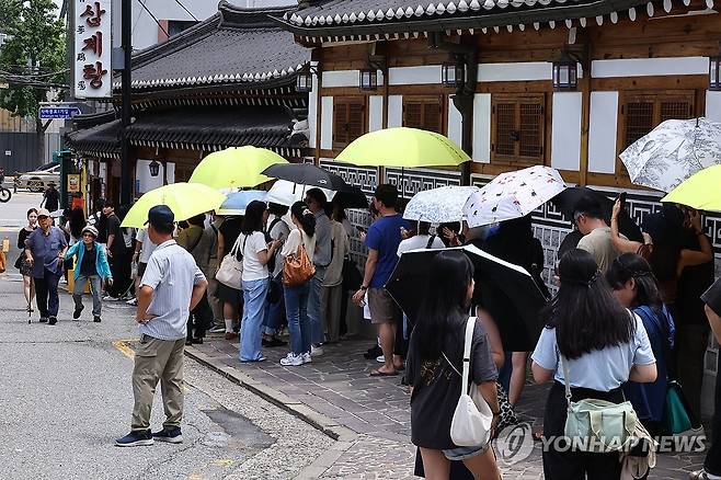 초복 맞아 문전성시 이룬 삼계탕집 [연합뉴스 자료사진]