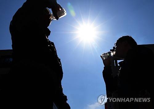 '시원한 얼음물' (전주=연합뉴스) 나보배 기자 = 낮 최고 기온이 29.8도까지 오른 11일, 전북 전주시 완산구 효자동 이동노동자쉼터 앞에서 이동노동자들이 생수를 마시고 있다. 2025.6.11
    warm@yna.co.kr
(끝)