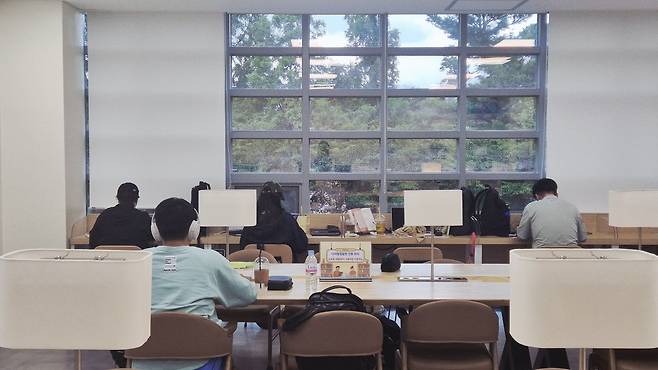 수내도서관 종합자료실 [성남시 제공. 재판매 및 DB 금지]