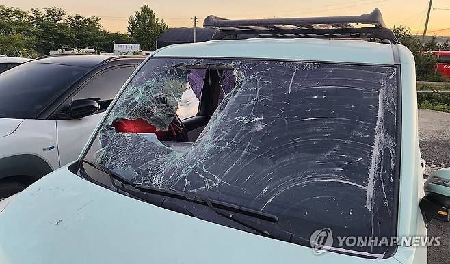 울산 병원 주차장서 흉기 피습 (울산=연합뉴스) 장지현 기자 = 28일 오후 울산 북구의 한 병원 주차장에서 30대 남성이 20대 여성에게 흉기를 휘둘러 다치게 한 사건이 발생했다. 사진은 피의자가 도주를 시도하려 탑승한 차량 유리가 시민들에 의해 깨져 있는 모습. 2025.7.28 jjang23@yna.co.kr