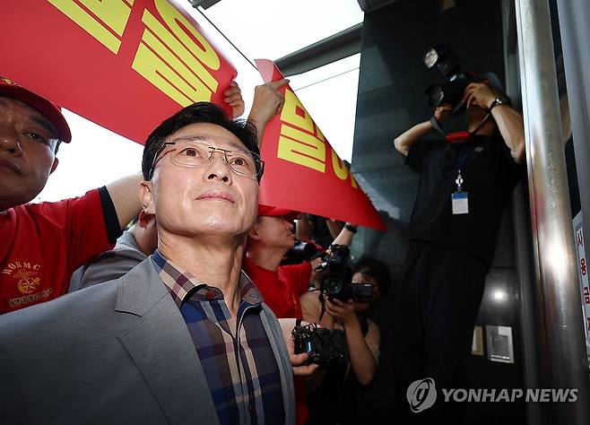 닫힌 출입문, 들어가지 못하는 임성근 전 사단장 (서울=연합뉴스) 김인철 기자 = 임성근 전 해병대 1사단장이 29일 업무상과실치사상 사건 신속 결정 요청서 제출을 위해 서울 서초구 순직해병특검을 찾았지만, 출입문이 닫혀 들어가지 못하고 있다. 2025.7.29 yatoya@yna.co.kr