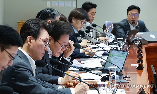 발언 듣는 이재명 대통령 (서울=연합뉴스) 홍해인 기자 = 이재명 대통령이 29일 서울 용산 대통령실 청사에서 열린 국무회의에서 김병환 금융위원장의 발언을 듣고 있다. 2025.7.29 hihong@yna.co.kr