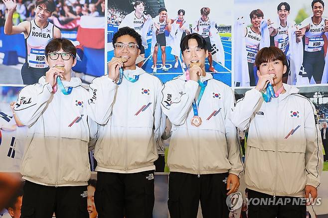 금메달 딴 하계U대회 육상 남자 계주 400m 대표팀 (영종도=연합뉴스) 신현우 기자 = 2025 라인-루르 하계 세계대학경기대회(U대회) 육상 남자 계주 400ｍ에서 금메달을 딴 서민준(왼쪽부터), 나마디 조엘진, 이재성, 김정윤이 29일 인천국제공항 제1여객터미널을 통해 귀국, 메달을 들고 기념 촬영하고 있다. 2025.7.29 nowwego@yna.co.kr