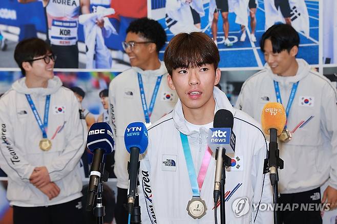 인터뷰하는 육상 남자 계주 400m 대표 김정윤 (영종도=연합뉴스) 신현우 기자 = 2025 라인-루르 하계 세계대학경기대회(U대회) 육상 남자 계주 400ｍ에서 금메달을 딴 김정윤이 29일 인천국제공항 제1여객터미널을 통해 귀국, 인터뷰하고 있다. 2025.7.29 nowwego@yna.co.kr