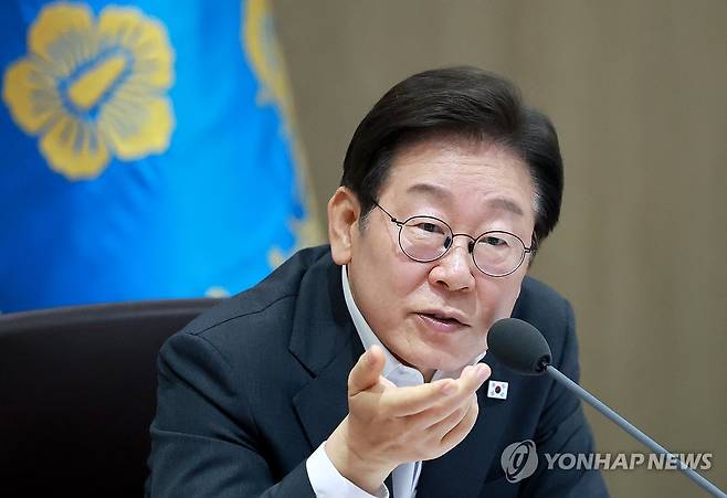 국무위원에게 질문하는 이재명 대통령 (서울=연합뉴스) 홍해인 기자 = 이재명 대통령이 29일 서울 용산 대통령실 청사에서 열린 국무회의에서 산불, 산사태 대책 논의를 하며 송미령 농림축산식품부 장관에게 질문을 하고 있다. 2025.7.29 hihong@yna.co.kr