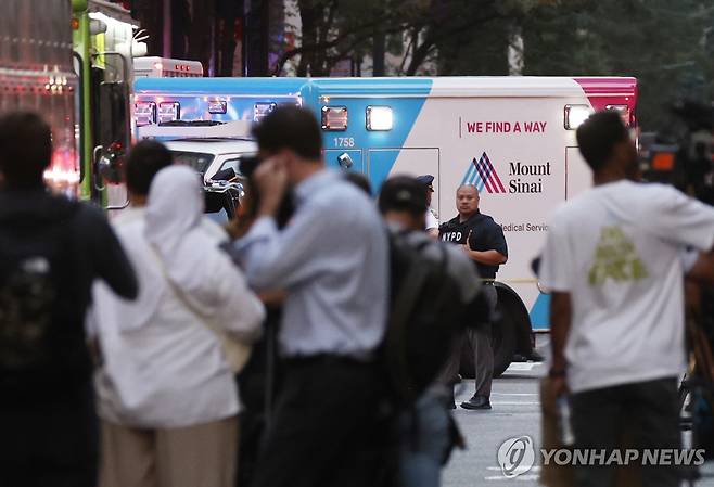 뉴욕 맨해튼 빌딩가서 퇴근 시간대 총기 난사 미국 뉴욕 맨해튼 중심가의 한 고층 빌딩에서 28일(현지시간) 한 남성이 총기를 난사한 사건이 발생했다. 사건이 발생한 파크 애비뉴 345 빌딩 앞에 앰뷸런스가 있는 모습 [UPI=연합뉴스. 재판매 및 DB 금지]