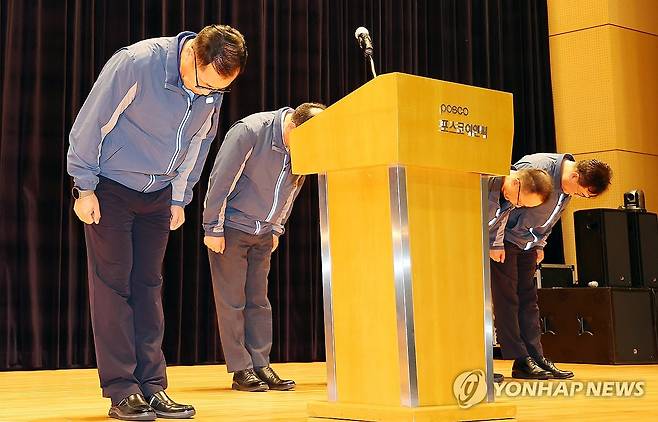 사과 인사하는 정희민 포스코이앤씨 사장 (인천=연합뉴스) 임순석 기자 = 정희민 포스코이앤씨 사장이 29일 인천 송도 본사에서 연이은 현장 사망사고와 관련한 담화문 발표에 앞서 관계자들과 사과 인사하고 있다. 이재명 대통령은 이날 오전 국무회의 모두발언을 통해 올해 포스코이앤씨 현장에서 연이은 산업재해 사고로 노동자들이 숨진 사실을 언급하며 질타했다. 2025.7.29 soonseok02@yna.co.kr