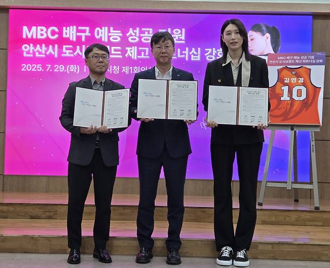 배구 예능 파트너십 체결하는 김연경(오른쪽) [촬영 김인유]