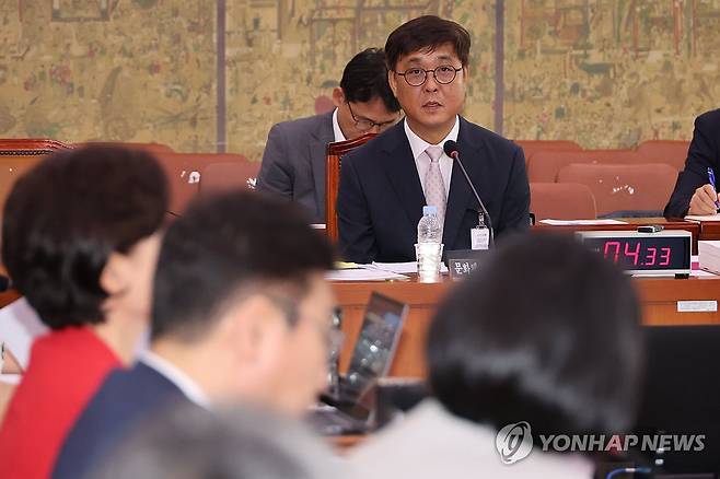 답변하는 최휘영 문체부 장관 후보자 (서울=연합뉴스) 김주성 기자 = 최휘영 문화체육관광부 장관 후보자가 29일 국회 문화체육관광위원회에서 열린 인사청문회에서 국민의힘 배현진 의원의 질의에 답하고 있다. 2025.7.29 utzza@yna.co.kr