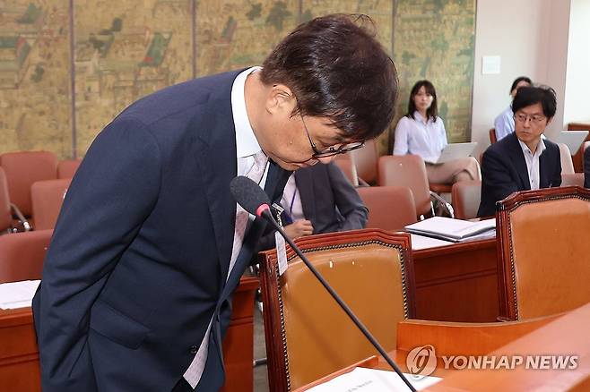 인사하는 최휘영 문체부 장관 후보자 (서울=연합뉴스) 김주성 기자 = 최휘영 문화체육관광부 장관 후보자가 29일 국회 문화체육관광위원회에서 열린 인사청문회에서 모두발언에 앞서 인사하고 있다. 2025.7.29 utzza@yna.co.kr