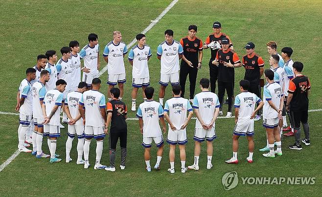 뉴캐슬전 앞둔 팀K리그 (수원=연합뉴스) 홍기원 기자 = 뉴캐슬 유나이티드와 2025 쿠팡플레이 시리즈 1경기를 앞둔 팀K리그 김판곤 감독이 29일 경기도 수원월드컵경기장에서 열린 오픈 트레이닝에 앞서 선수들에게 이야기하고 있다. 2025.7.29 xanadu@yna.co.kr