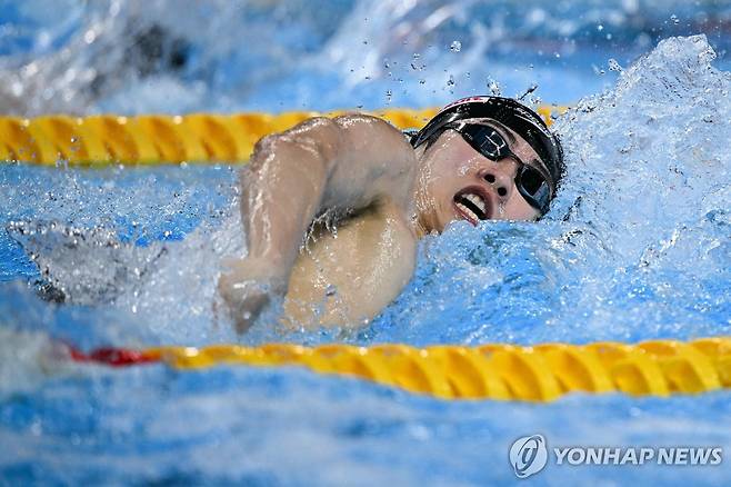 자유형 200ｍ 결승에서 역영하는 황선우. [AFP=연합뉴스]